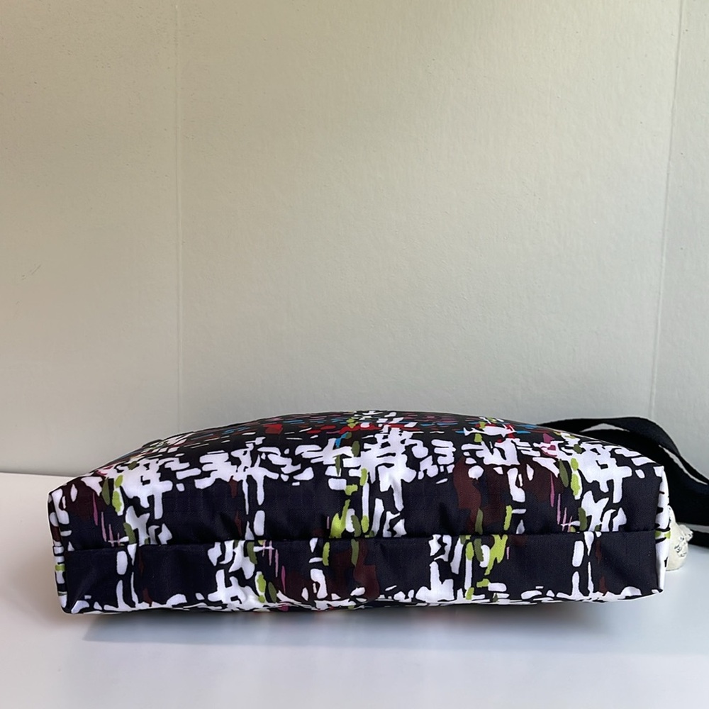 Lesportsac Crossbody New Without Tag 🏷️ - Picture 6 of 12
